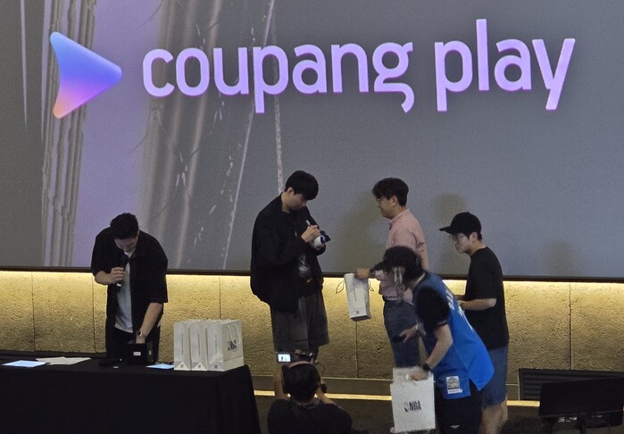‘농구화에 대표팀 유니폼까지’ 이현중...