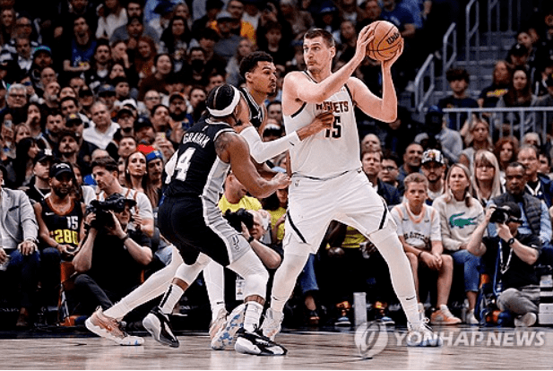 [NBA] 42점의 요키치, 쿼드러플더블급 괴력 뽐낸 웸비 잠재웠다…덴버는 서부 1위 도약