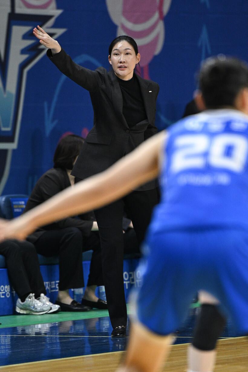 5-18? 53-47! 역전승→여성 감독 최초 기록 달성…박정은 감독 ＂안주하지 않고 더 노력할 것＂