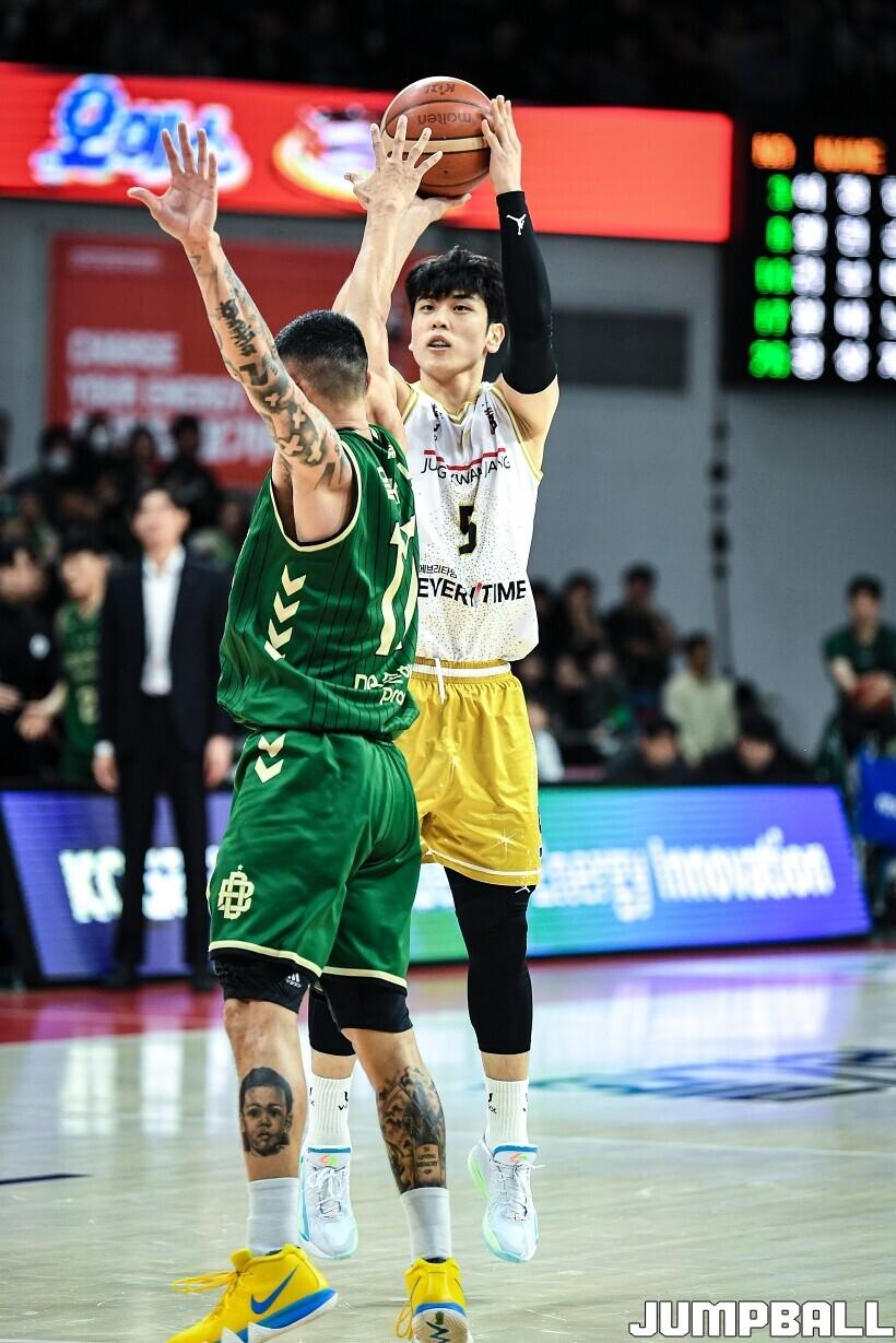 [화보] 엘런슨 알바노 40점 합작 DB, 69-63으로 정관장에 원정 승리